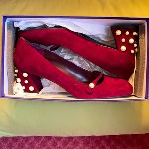 Stuart Weiztman pearl heels!